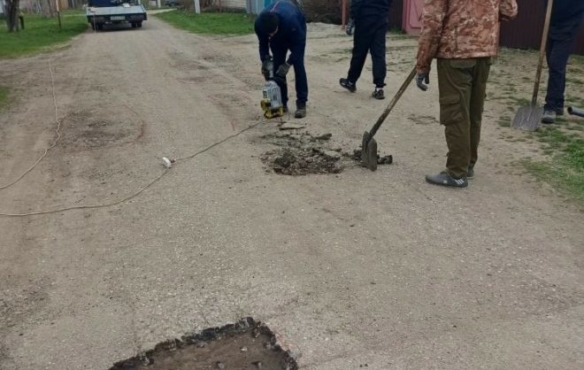 В двух хуторах Советского округа провели ямочный ремонт дорог