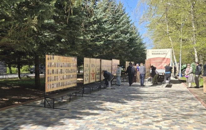 В парке Победы в Ставрополе начали устанавливать обновлённую Стену памяти