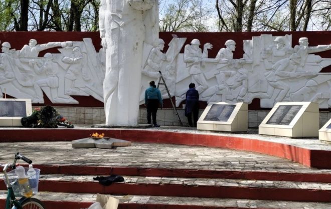 Мемориалы и памятники приводят в порядок перед Днём Победы в Кировском округе