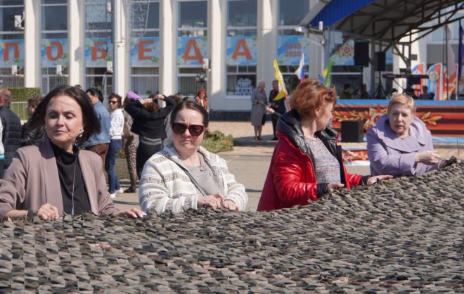В Кочубеевском округе волонтёры изготовили 120-метровую маскировочную сеть