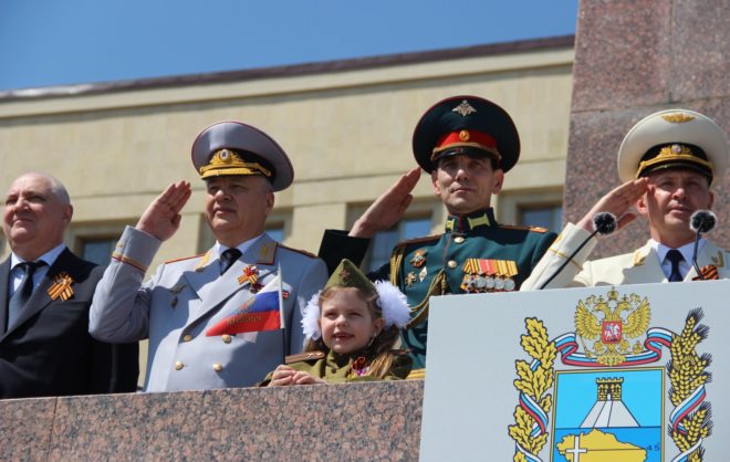 Сотрудники полиции возложили цветы к мемориалу «Вечная Слава» в Ставрополе