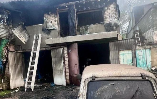 Три машины и мотоциклы сгорели при пожаре в гаражном кооперативе в Ставрополе