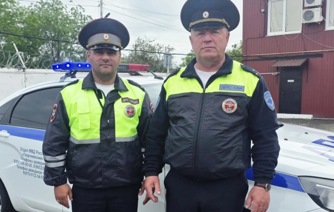 В Георгиевском округе экипаж ДПС спас травмированного ребёнка