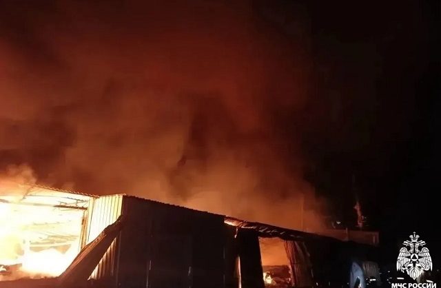 Склад площадью 300 квадратных метров горит в Михайловске