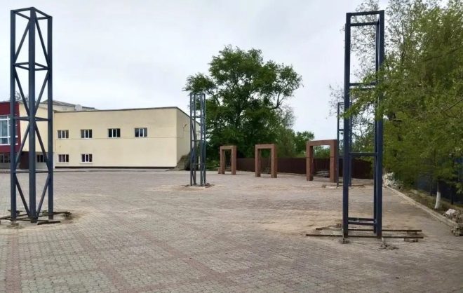 В селе Апанасенковского округа приступили к монтажу уличной сцены