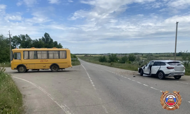 В Красногвардейском округе столкнулись автобус и легковушка