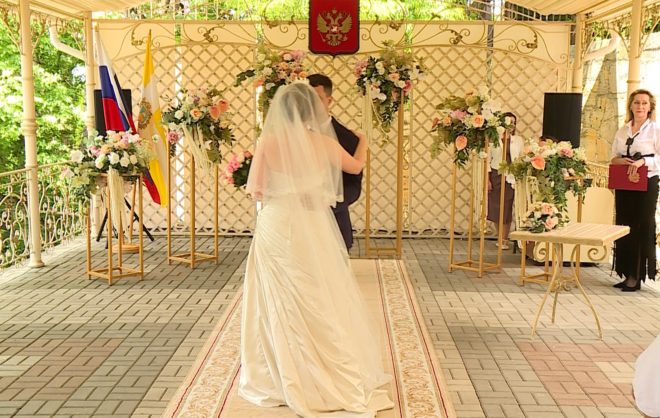 Летний свадебный сезон открыли в Ставрополе