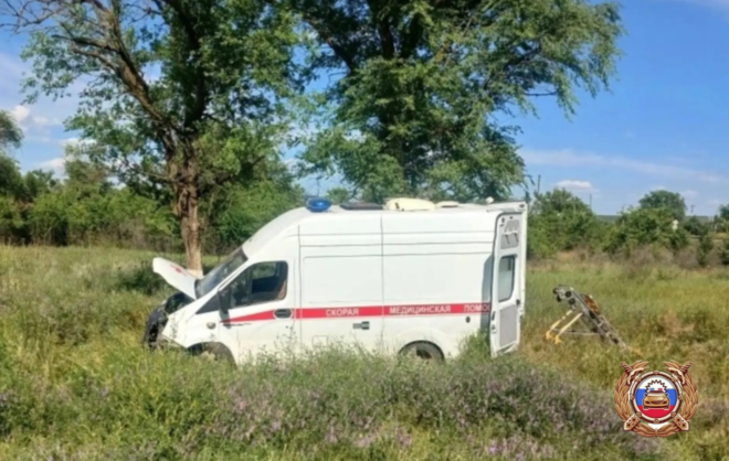 Два человека пострадали после съезда машины скорой помощи в Ипатовском округе