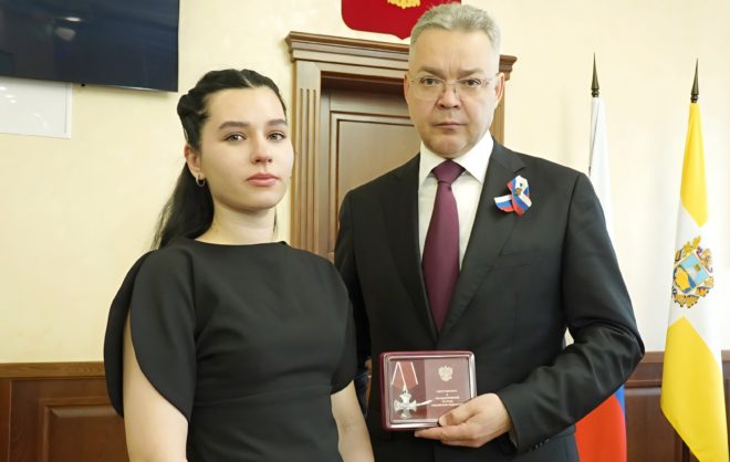 Губернатор Ставрополья вручил семье героя СВО награду