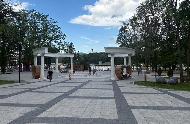 В Кисловодске волонтёры раздают прохожим пакеты для кожуры