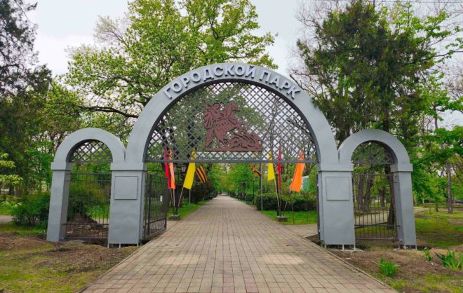 Городской парк благоустраивают в Георгиевске