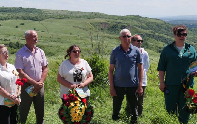 Мемориальную табличку открыли на месте гибели лётчика ВОВ на Ставрополье