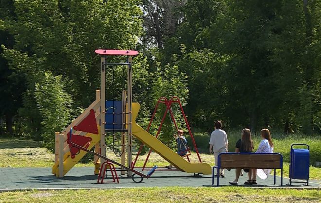 Новую детскую площадку построили в Грачёвском округе