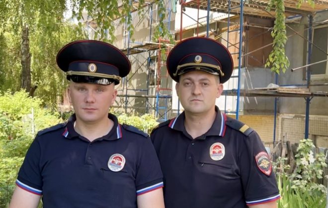 Полицейские на Ставрополье эвакуировали жильцов из горящего дома