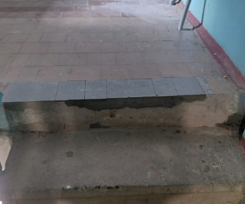 Полы и потолки обновили в подъезде многоэтажки Ставрополя после жалобы