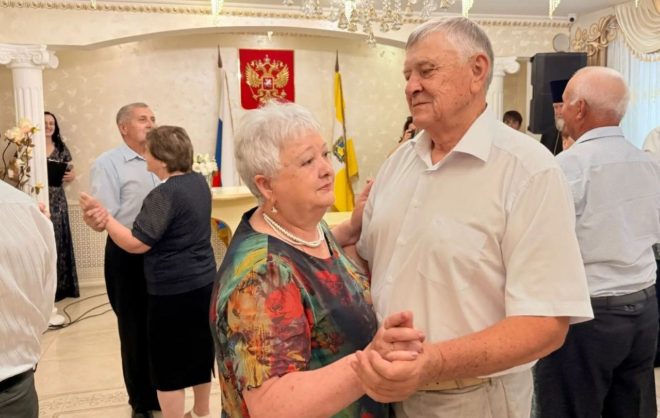 Медаль «За сохранение семейных ценностей» вручили 5 семьям Будённовского округа