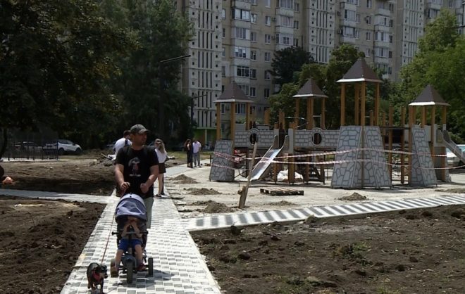 В Ставрополе продолжают строительство придомовой территории