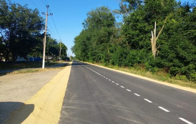 В селе Петровского округа проводят комплексный ремонт более 2 км дороги